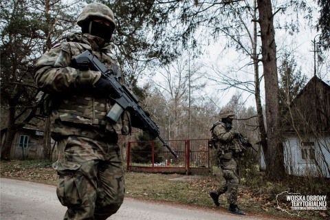 Dziennikarze jadą na granicę z Białorusią. Rzecznik rządu: akredytacje od środy