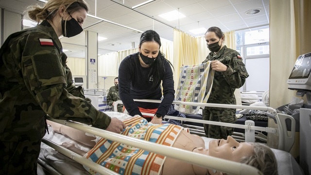 Terytorialsi szkolą się w Toruniu z opieki nad leżącym pacjentem [zdjęcia]