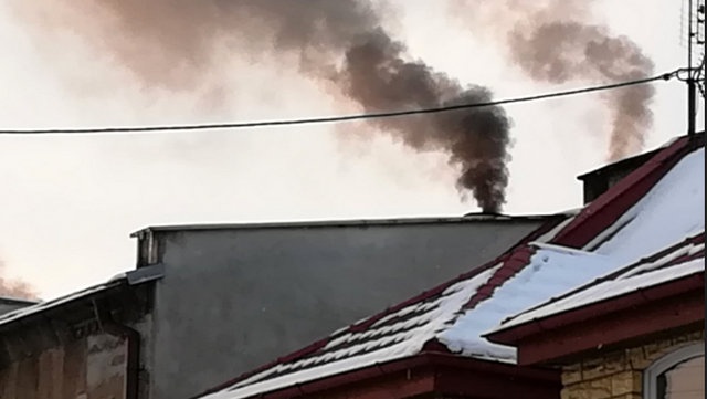 Lakierowany parkiet pokryty lepikiem - to się paliło w piecu na Górzyskowie