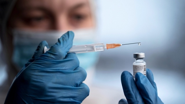 Dr Rajewski: w upały nie ma przeciwskazań do szczepienia bądź jego odwlekania