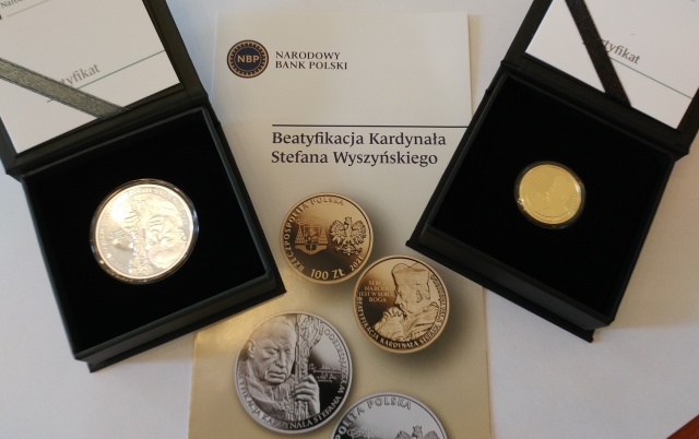 Kolekcjonerzy stoją w kolejce po monety z kardynałem Stefanem Wyszyńskim