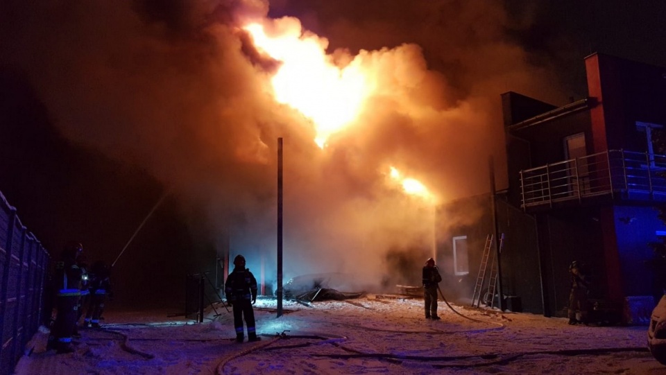 Palił się dach sklepu z częściami motoryzacyjnymi przy ulicy Bocznej na Bartodziejach/fot. Bydgoszcz 998
