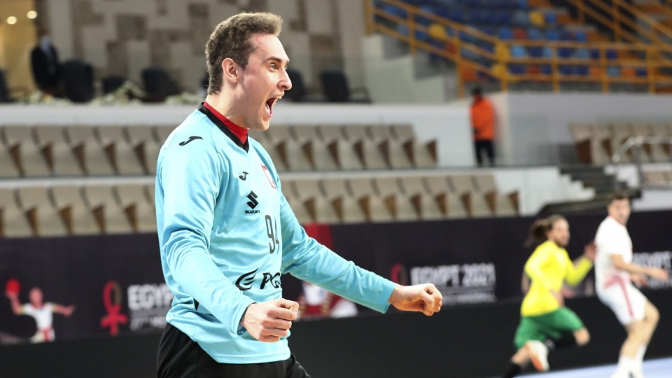 Adam Morawski został wybrany najlepszym zawodnikiem spotkania Polska - Brazylia w czasie Mistrzostw Świata w piłce ręcznej w Egipice fot. EPA/Khaled Elfiqi