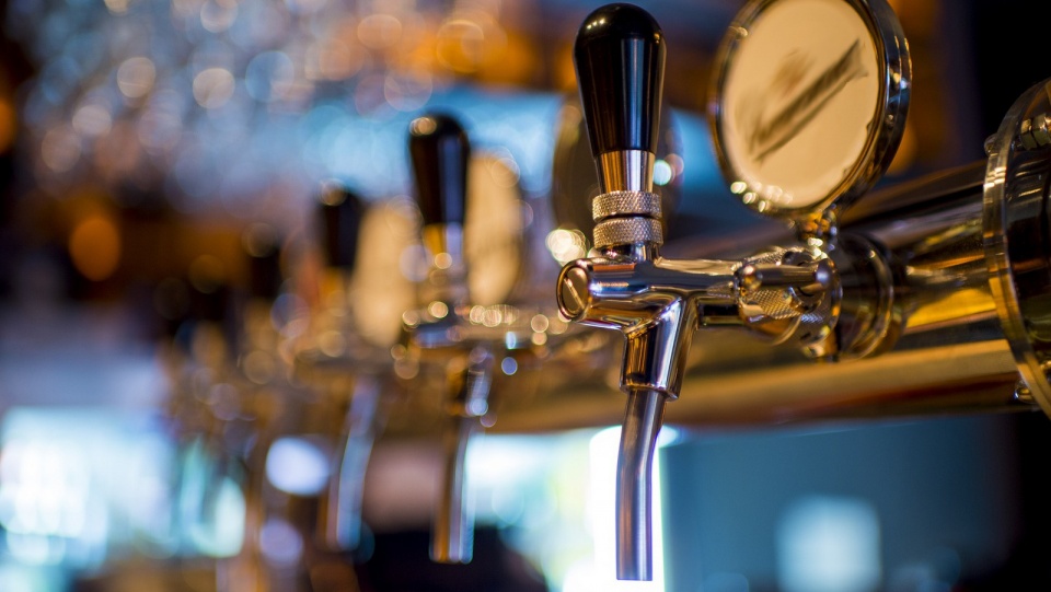 Przedsiębiorcy w związku z lockdownem apelowali do rządu o rozwiązania umożliwiające samorządom odstąpienie od pobierania opłat za sprzedaż alkoholu z przeznaczeniem do spożycia na miejscu w lokalach. Fot. Pixabay.com