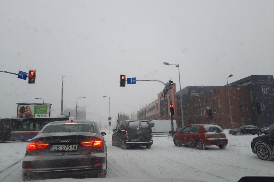 Warunki na drogach są złe. Tak wyglądają zasypane ulice w Bydgoszczy/fot. mg