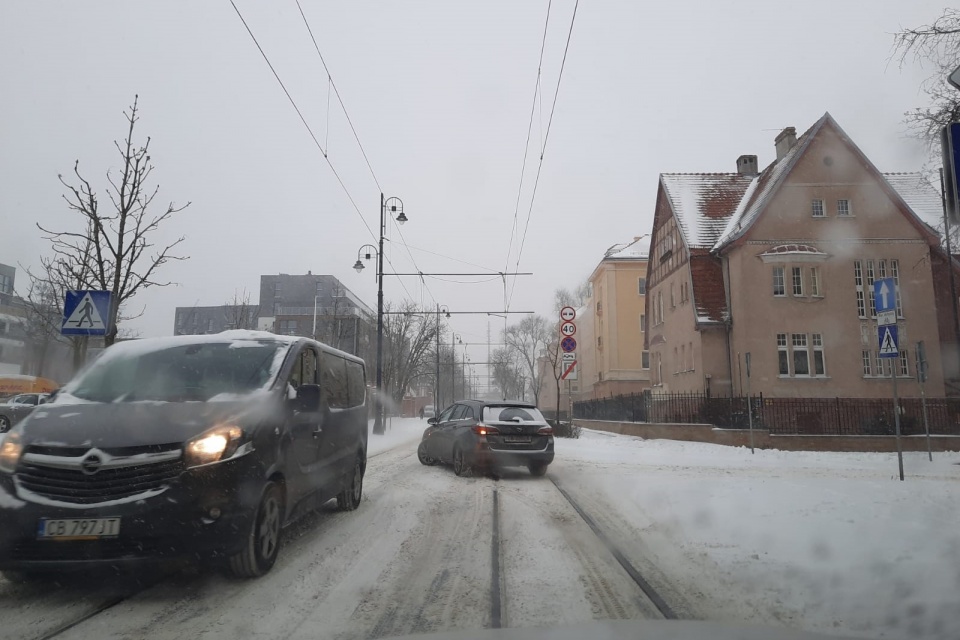Warunki na drogach są złe. Tak wyglądają zasypane ulice w Bydgoszczy/fot. mg