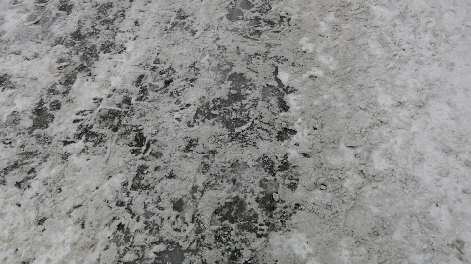 Na chodnikach lód pod śniegiem to niebezpieczeństwo. Upadek może być bolesny. (jw)