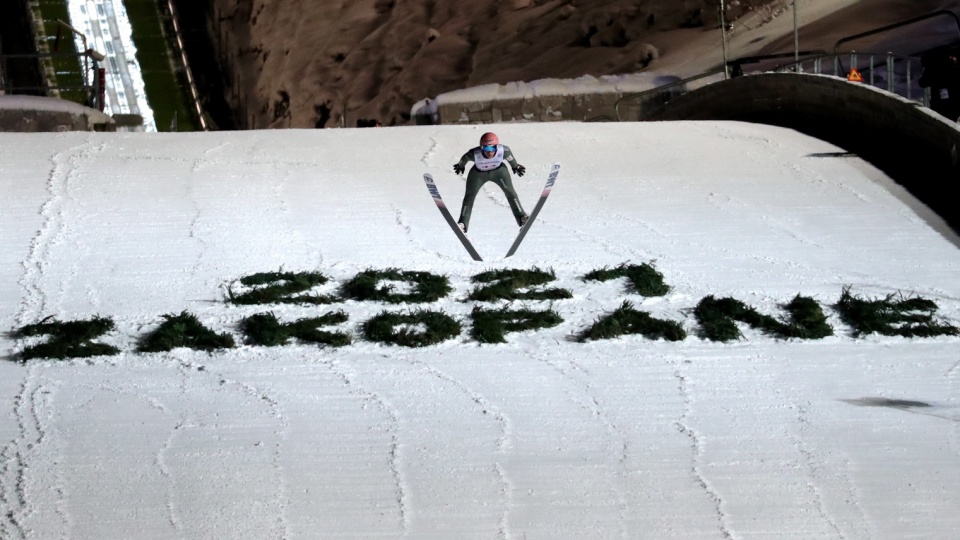Dawid Kubacki podczas 2. serii konkursu indywidualnego zawodów Pucharu Świata w skokach narciarskich sezonu 2020/2021. PAP/Grzegorz Momot