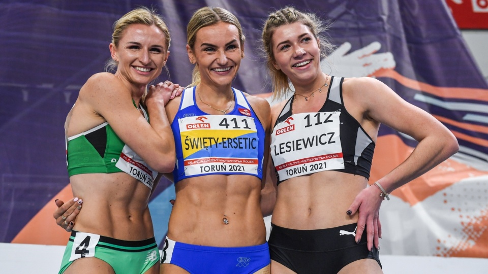 Małgorzata Hołub-Kowalik, Justyna Święty-Ersetic i Kornelia Lesiewicz, cieszą się po biegu na 400 m podczas halowych mistrzostw Polski w lekkiej atletyce, 21 bm. w Toruniu. (gj) PAP Paweł Skraba