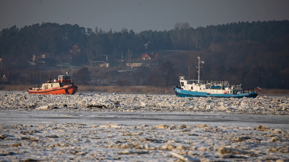 Dwa dodatkowe lodołamacze dotarły Wisłą z Gdańska do Włocławka, by wspierać pracę jednostek, kruszących zator lodowy w Woli Brwileńskiej/fot. Szymon Łabiński, PAP
