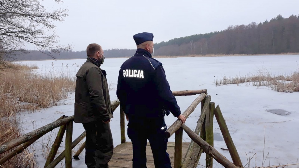 Dzielnicowi z komisariatu w Fordonie, na co dzień obsługujący rejon gminy Dąbrowa Chełmińska, włączyli się do działań „Wieniec” prowadzonych przez Lasy Państwowe. Fot. Policja
