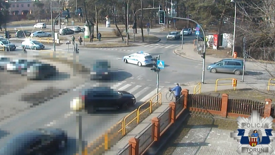 Policjanci z toruńskiej drogówki eskortowali rodzącą kobietę/fot. materiały policji