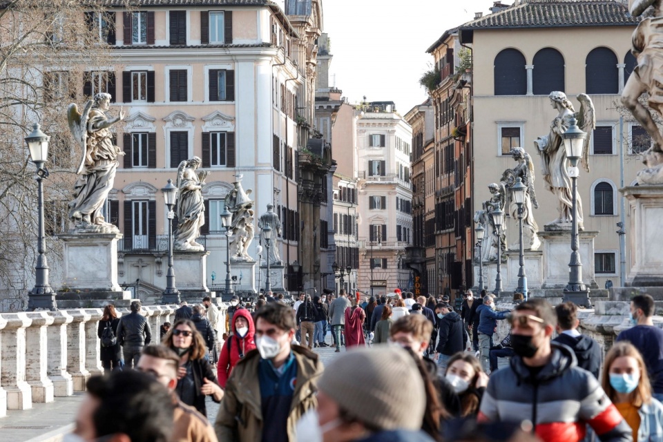 Tłumy ludzi pojawiły się w niedzielę m.in. w centrum Rzymu/fot. PAP/EPA/GIUSEPPE LAMI