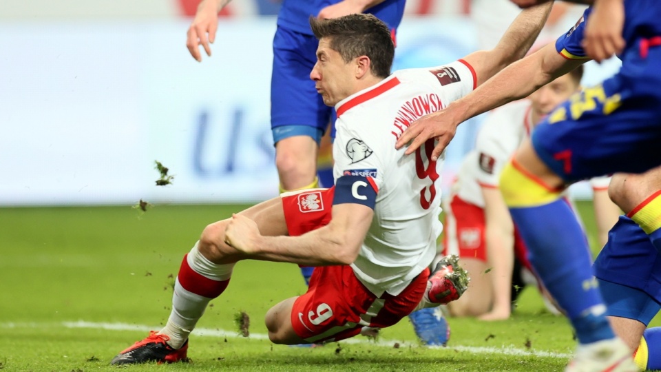 Robert Lewandowski z powodu urazu nie zagra w środowym meczu eliminacji mistrzostw świata 2022 przeciwko Anglii w Londynie. Fot. PAP/Leszek Szymański