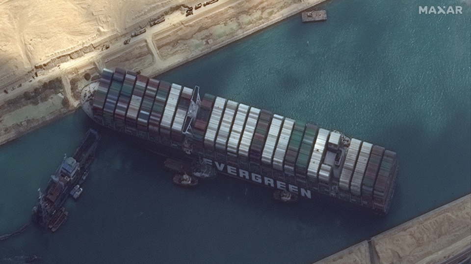 400-metrowy kontenerowiec Ever Given, który zablokował Kanał Sueski przez prawie tydzień, utknął na mieliźnie z powodu złego manewru kapitana - powiedzieli w piątek włoskiej agencji Nova przedstawiciele Zarządu Kanału. Fot. PAP/EPA