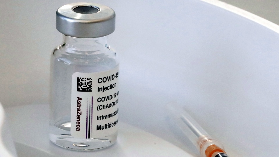 - Korzyści ze stosowania szczepionki firmy AstraZeneca w zapobieganiu COVID-19 przewyższają ryzyko działań niepożądanych - poinformowała w środę Europejska Agencja Leków/fot. PAP, EPA