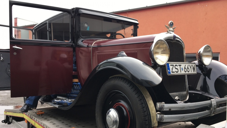 – Citroen to najbardziej polska marka samochodowa – mówi Konrad Dula ze stowarzyszenia Amical Citroen POLOGNE i zarazem właściciel 90-letniego modelu tego auta. Fot. Elżbieta Rupniewska