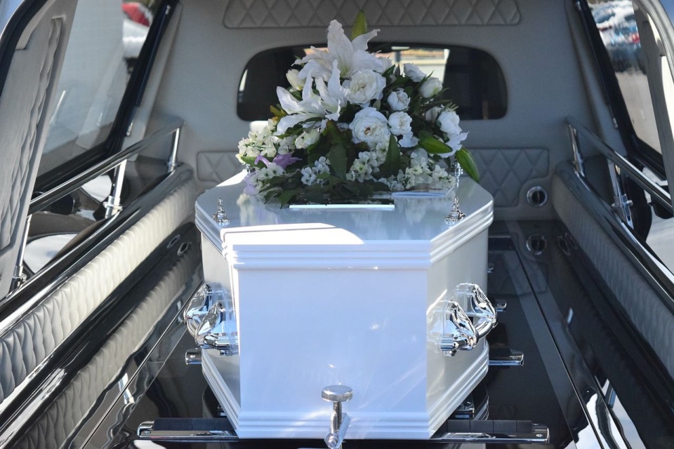 Przepisy pozwalają zarówno na kremację zwłok, jak i pochowanie ich w trumnie/fot. Pixabay
