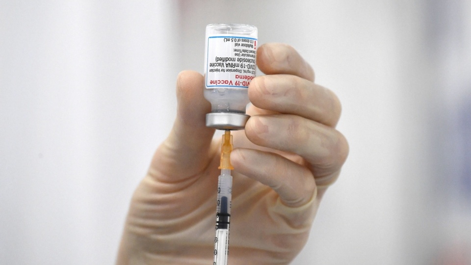 Ministerstwo Zdrowia opublikowało nowe schematy szczepień przeciw COVID-19. /fot. PAP/EPA
