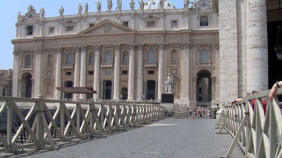 Miejsce zamachu na Jana Pawła II na pl. św. Piotra w Watykanie/fot. Wikipedia