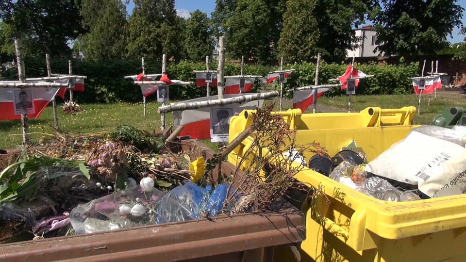 Śmieci porzucone w pobliżu kwatery Żołnierzy Wyklętych, na cmentarzu przy ul. Kcyńskiej w Bydgoszczy, zostały uprzątnięte. Miasto postawiło także więcej kontenerów. Fot. JW