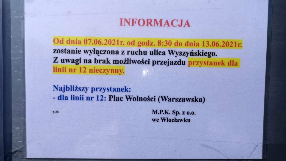 Kartka z informacją o czasowym przeniesieniu przystanku dla linii nr 12. Fot. Agnieszka Marszał