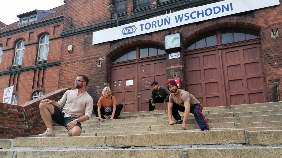 Artyści Teatru Nowszego w Koszalinie przed Dworcem Wschodnim w Toruniu. Fot. Iwona Muszytowska-Rzeszotek