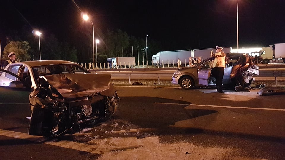 W nocy kilkanaście minut po godzinie 23, na numer alarmowy wpłynęło zgłoszenie o wypadku dwóch samochodów osobowych na drodze S10 na wysokości Zielonki. Fot. Bydgoszcz998