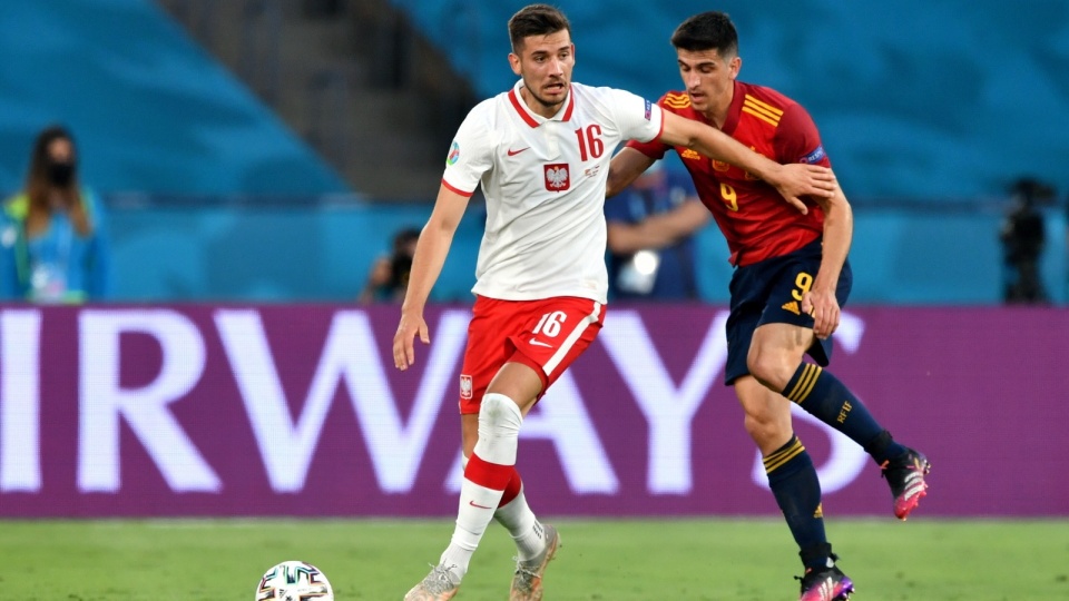 Reprezentant Hiszpanii Gerard Moreno i Jakub Moder podczas drugiego meczu grupy E piłkarskich mistrzostw Europy. Fot. PAP/Adam Warżawa