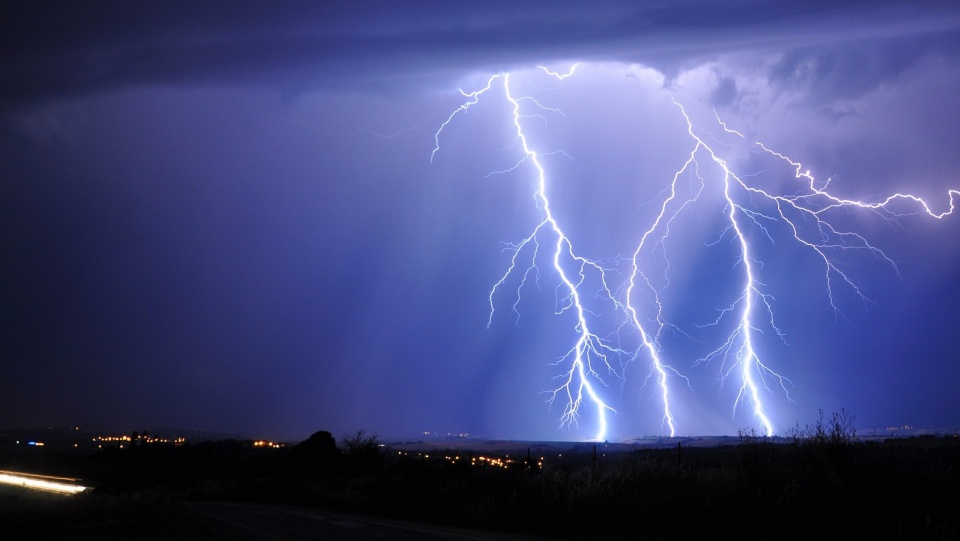 Wojewódzkie Centrum Zarządzania Kryzysowego ostrzega przed silnym deszczem i burzami, które mają wystąpić w nocy z czwartku na piątek/fot. Pixabay