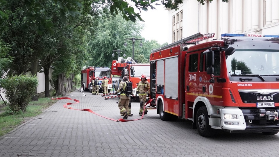 Pożar na drugim piętrze, ewakuacja rannej osoby - taki był scenariusz ćwiczeń w Filharmonii Pomorskiej w Bydgoszczy/fot. Mariusz Talkowski