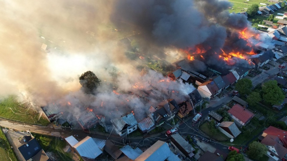 Wielki pożar we wsi na Polskim Spiszu wybuchł nocą 19 czerwca i, w związku ze zwartą i częściowo drewnianą zabudową, rozprzestrzeniał się błyskawicznie/fot. zrzutka.pl