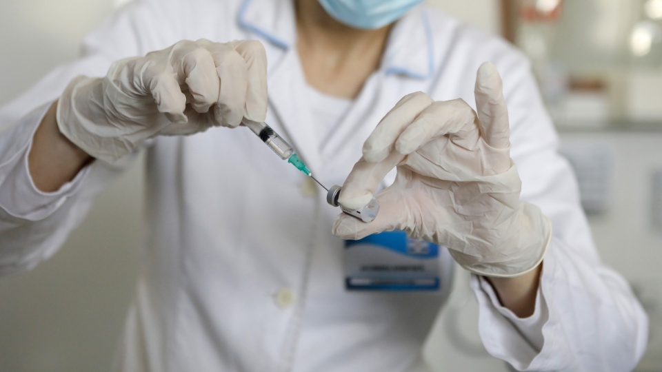 Badania potwierdziły 167 przypadków zakażenia koronawirusem, zmarło pięć osób z COVID-19 – poinformowało w czwartek Ministerstwo Zdrowia. Fot. PAP/EPA