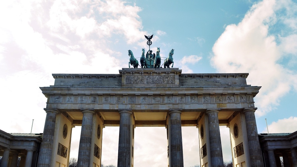 Od 1 sierpnia wszystkie osoby wjeżdżające do Niemiec są zobowiązane do posiadania dowodu szczepienia, nabytej odporności lub testu na obecność koronawirusa z negatywnym wynikiem - poinformowała w piątek zastępczyni rzeczniczka rządu w Berlinie Ulrike Demmer. Fot. Pixabay/Roksana96