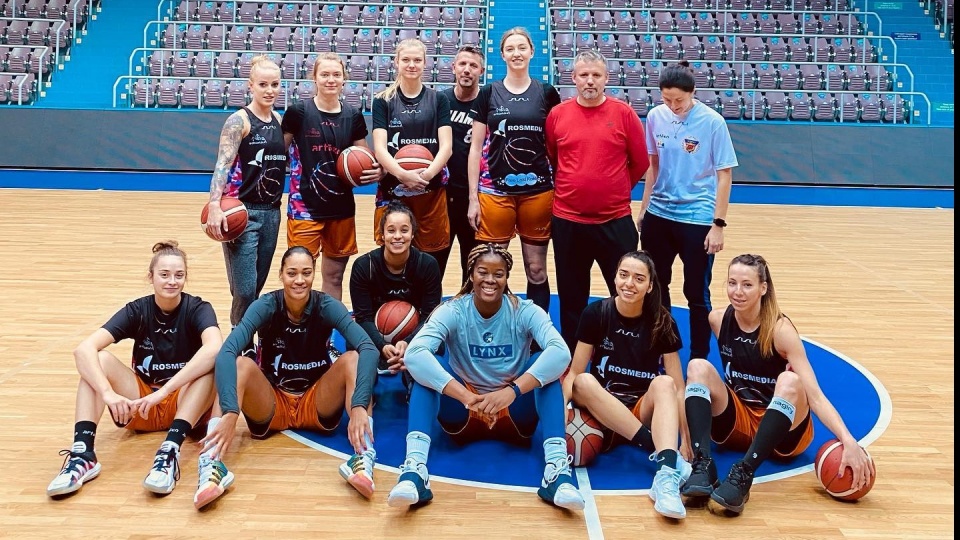 Koszykarki Basketu 25 przed meczem z Nadieżdą Orenburg. Fot. Facebook Klub Sportowy Basket 25 Bydgoszcz