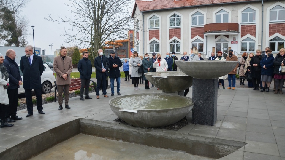 Symbolicznym uruchomieniem znajdującej się przy Urzędzie Miejskim w Barcinie fontanny zakończono i oddano do użytku zrewitalizowane osiedle w Barcinie/fot. Facebook