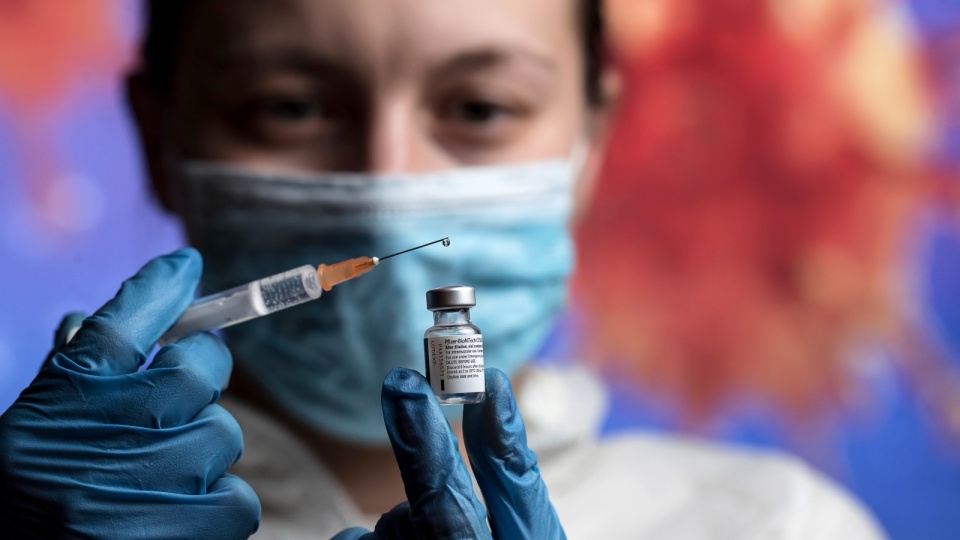 Badania laboratoryjne potwierdziły zakażenie koronawirusem u kolejnych 19 074 osób. Zmarło 526 chorych z COVID-19 – najwięcej w tej fali pandemii – podało w wtorek Ministerstwo Zdrowia. Fot. PAP/EPA