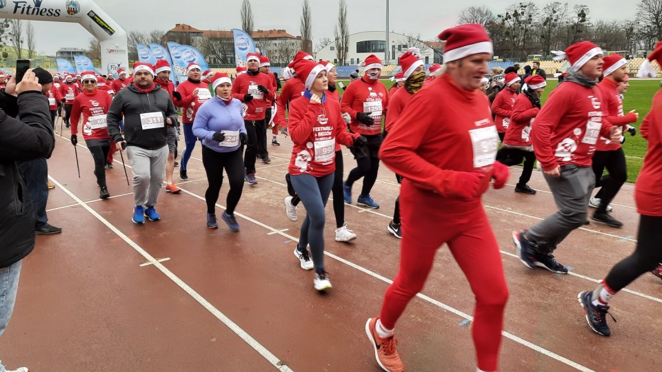 W sumie na starcie stanęło 1500 osób ubranych tradycyjnie w czerwone stroje i czapki św. Mikołaja. Fot. Monika Kaczyńska