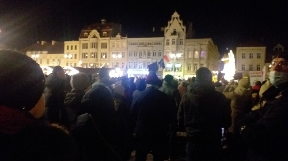 Około tysiąca osób protestowało w niedzielę w Bydgoszczy przeciwko tzw. ustawie „Lex TVN”. Fot. Jolanta Fischer