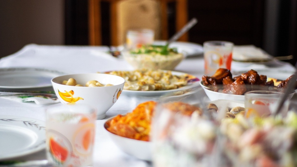 Wigilijny stół wcale nie musi się uginać od nadmiaru potraw. A jeśli się już ugina, warto zaplanować wcześniej, co zrobić z jedzeniem, które zostanie./fot. Pixabay