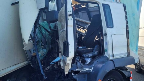 Zderzenie dwóch samochodów ciężarowych na S10 (przed węzłem Stryszek, kierunek Toruń). Pasażer był uwięziony w kabinie./fot. OSP Brzoza