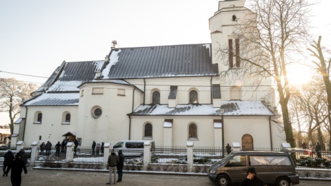 Msza św. pogrzebowa została odprawiona w kościele parafialnym pw. św. Urszuli w Kowalu/fot. Tytus Żmijewski, PAP