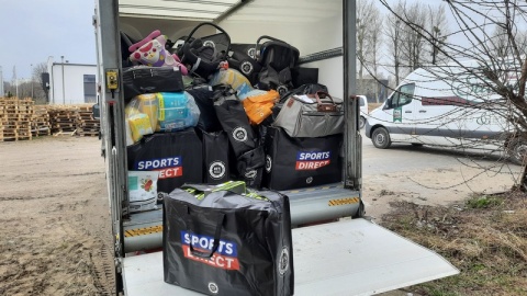 Cztery furgonetki pełne darów dla Ukraińców przyjechały do Torunia z hrabstwa Fife w Wielkiej Brytanii. Fot. Monika Kaczyńska