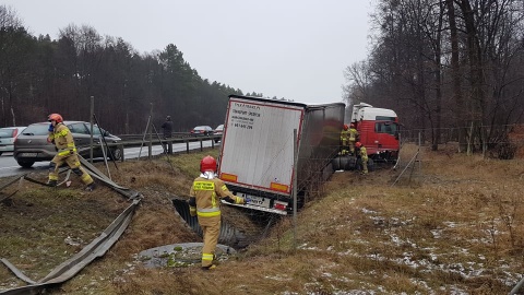 Ciężarówka uderzyła w samochód stojący na poboczu. I wpadła do rowu