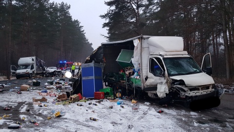 Karambol na krajowej dziesiątce. Ranne 2 osoby, ładunek na drodze