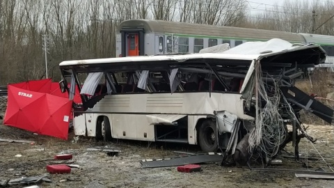 Szkolny autobus zderzył się z pociągiem pośpiesznym. Jedna osoba nie żyje