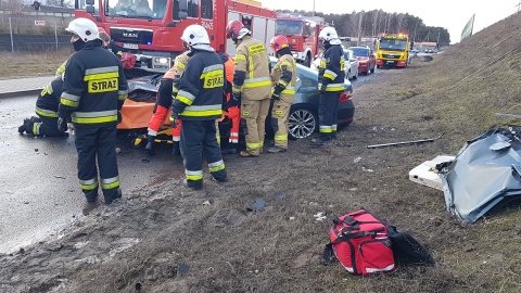 Na prostej drodze zderzył się czołowo z ciężarówką. Kierowca zasłabł