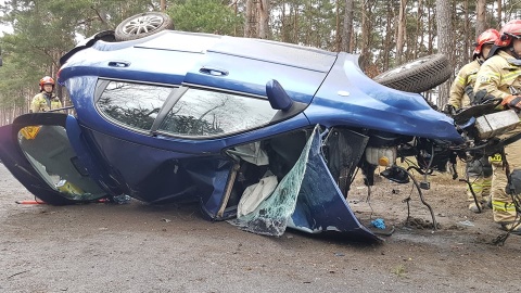 Uderzył w drzewo, wypadł silnik, samochód dachował. Wypadek w Bydgoszczy