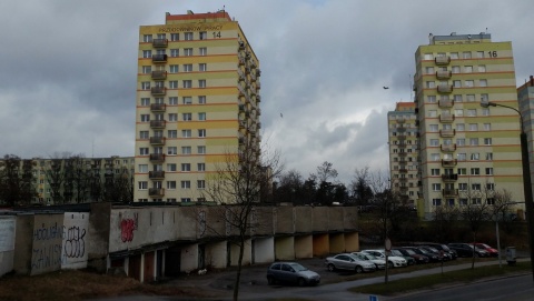 Na tabliczce nowa nazwa ulicy, a na ścianie... stara. Tak jest na bydgoskich Kapuściskach