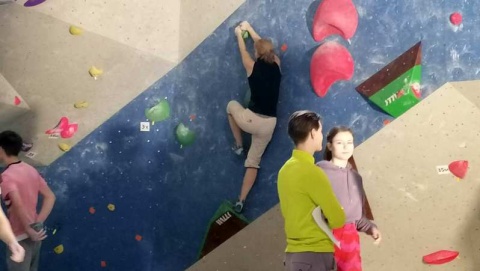 Są różne ścianki. Na tej nie liczy się wygląd, a kondycja. Taki jest bouldering